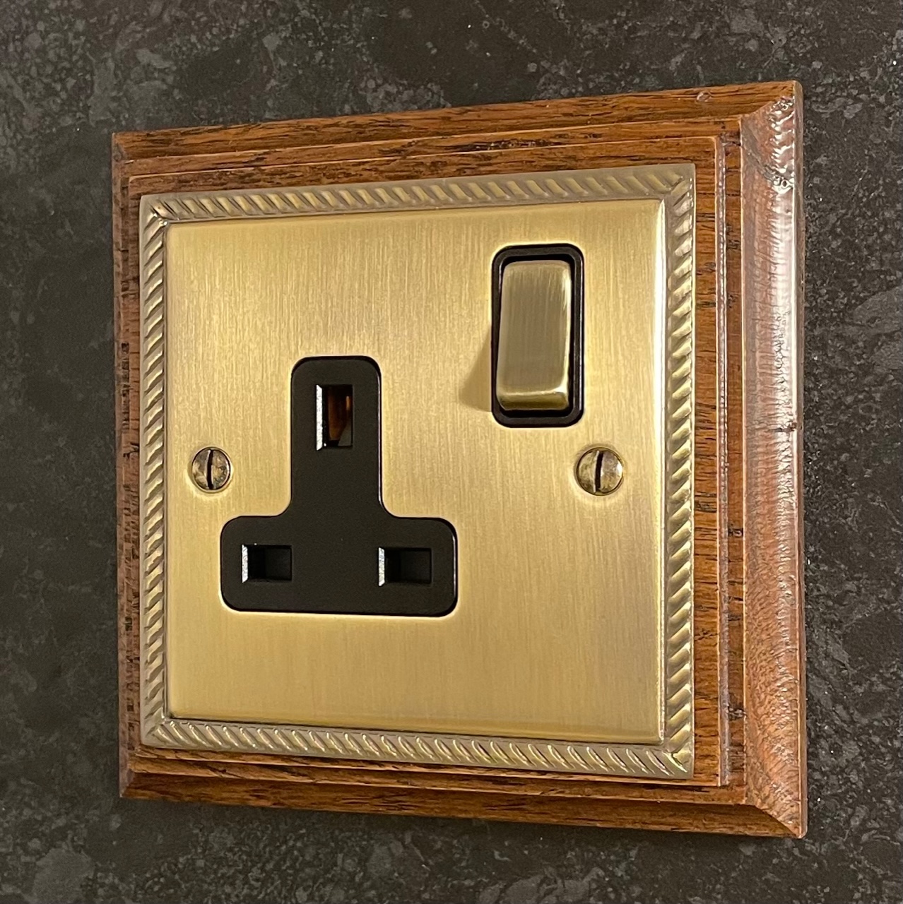 GFP13 - Georgian Flat Plate Single 13 amp Switched Socket